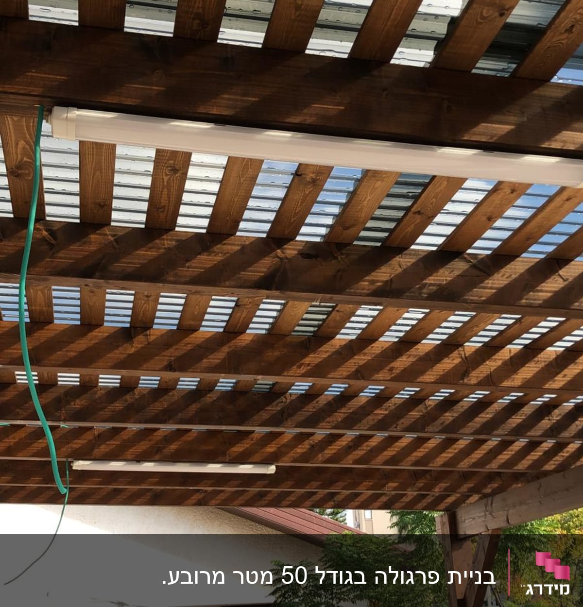 פרגולה מעץ עם גג פלסטיק שקוף וטפטפות ירוקות